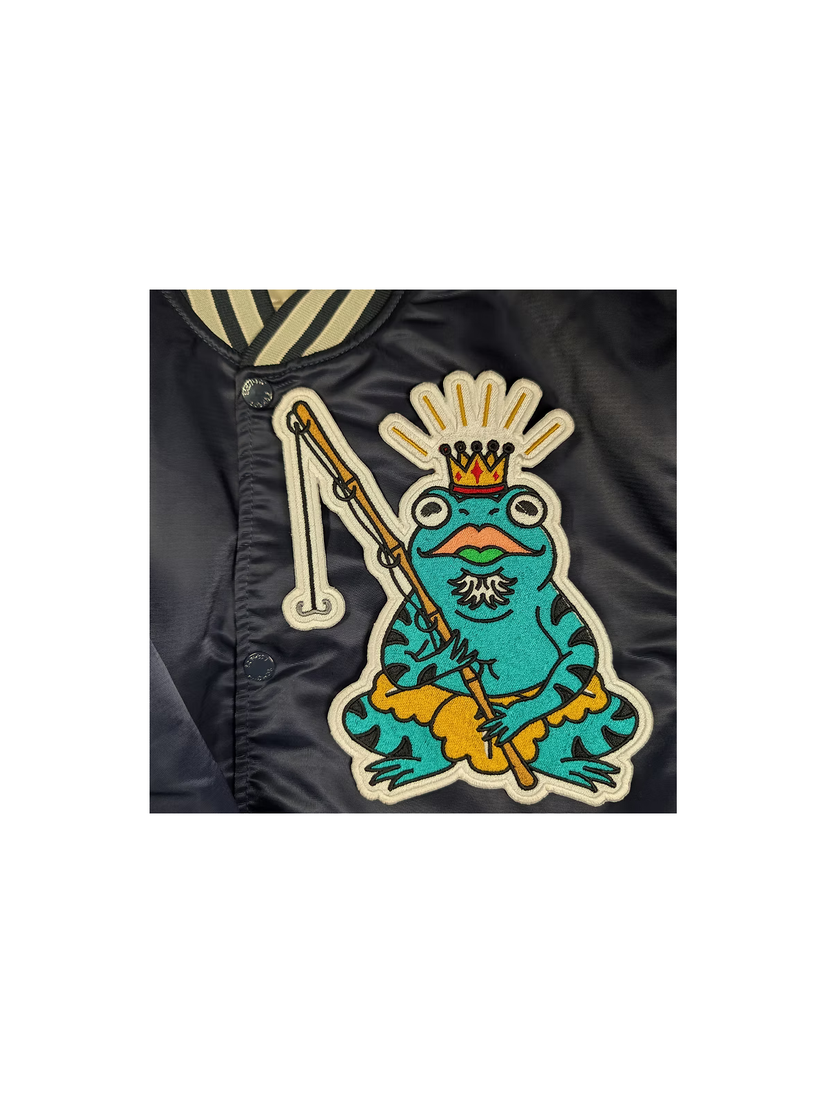 Patch thermocollant brodé grenouille pêcheur avec couronne 