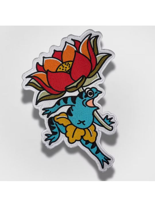 Patch thermocollant brodé grenouille japonaise portant une grande fleur de lotus style tatouage traditionnel irezumi 