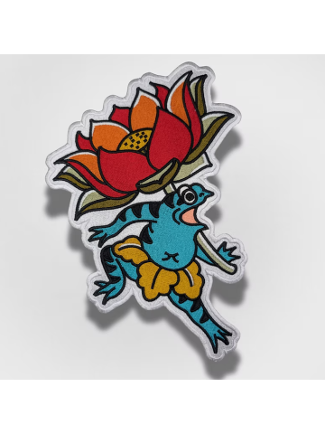 Patch thermocollant brodé grenouille japonaise portant une grande fleur de lotus style tatouage traditionnel irezumi 
