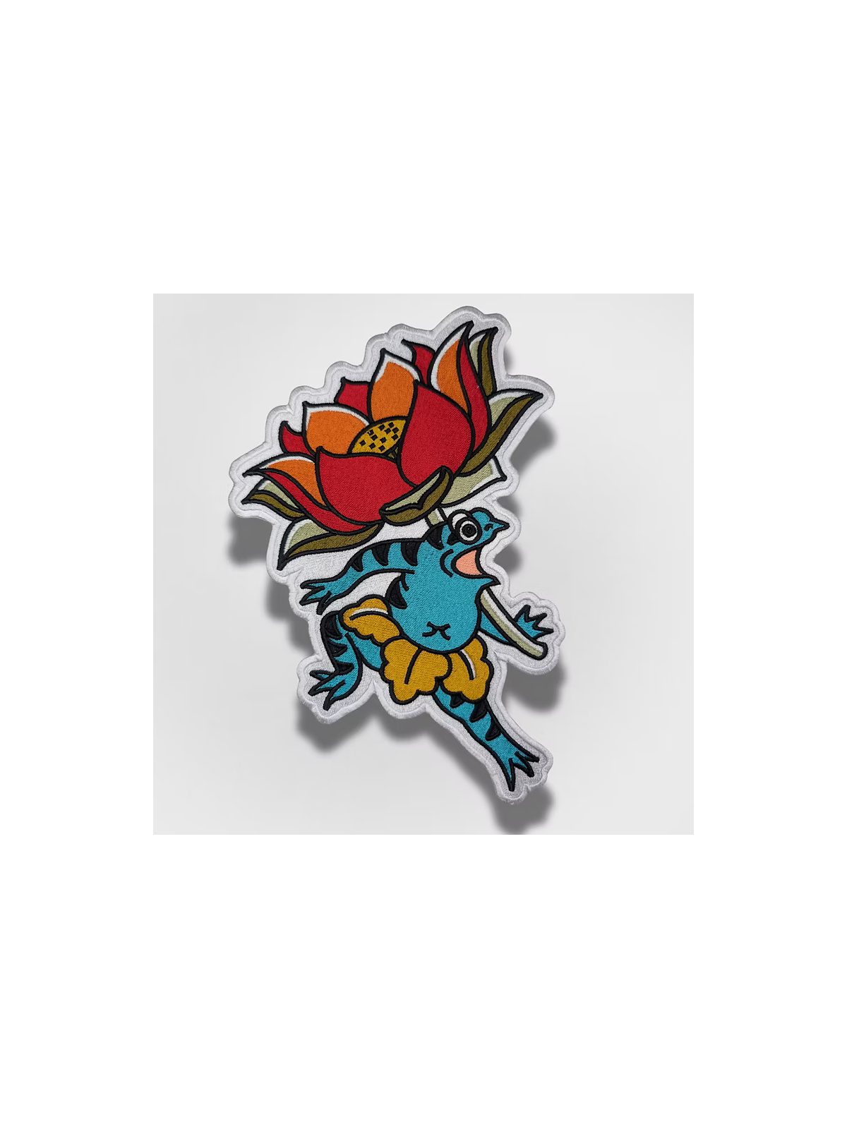 Patch thermocollant brodé grenouille japonaise portant une grande fleur de lotus style tatouage traditionnel irezumi 