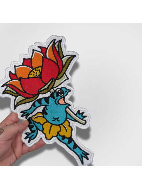 Patch thermocollant brodé grenouille japonaise portant une grande fleur de lotus style tatouage traditionnel irezumi 