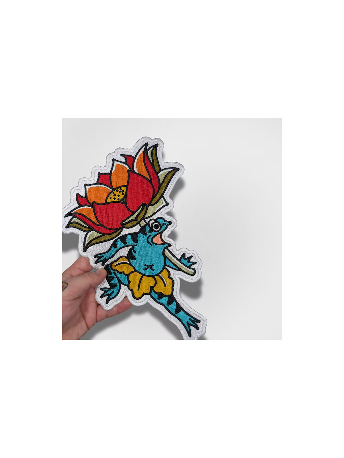 Patch thermocollant brodé grenouille japonaise portant une grande fleur de lotus style tatouage traditionnel irezumi 