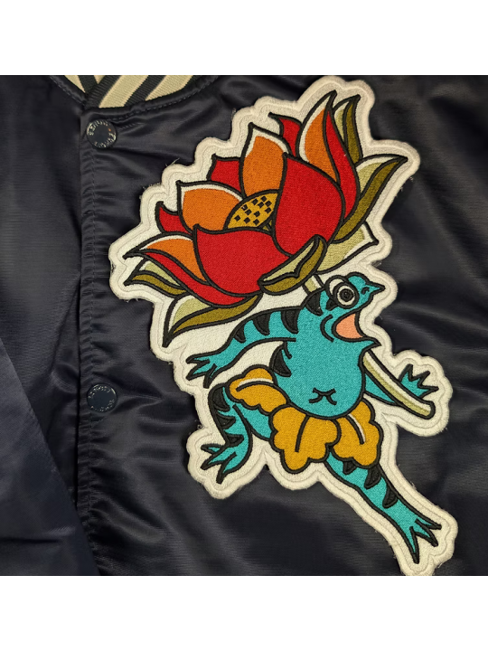 Patch thermocollant brodé grenouille japonaise portant une grande fleur de lotus style tatouage traditionnel irezumi 