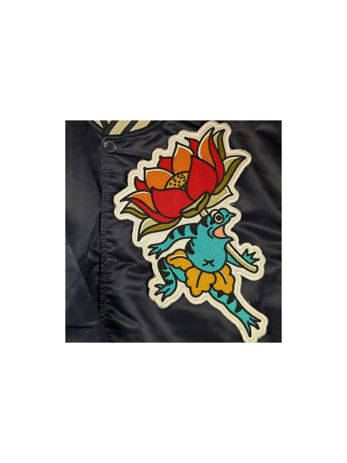 Patch thermocollant brodé grenouille japonaise portant une grande fleur de lotus style tatouage traditionnel irezumi 