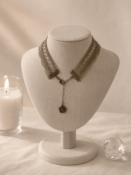 Calliste, un collier ras de cou en dentelle métal des années 30