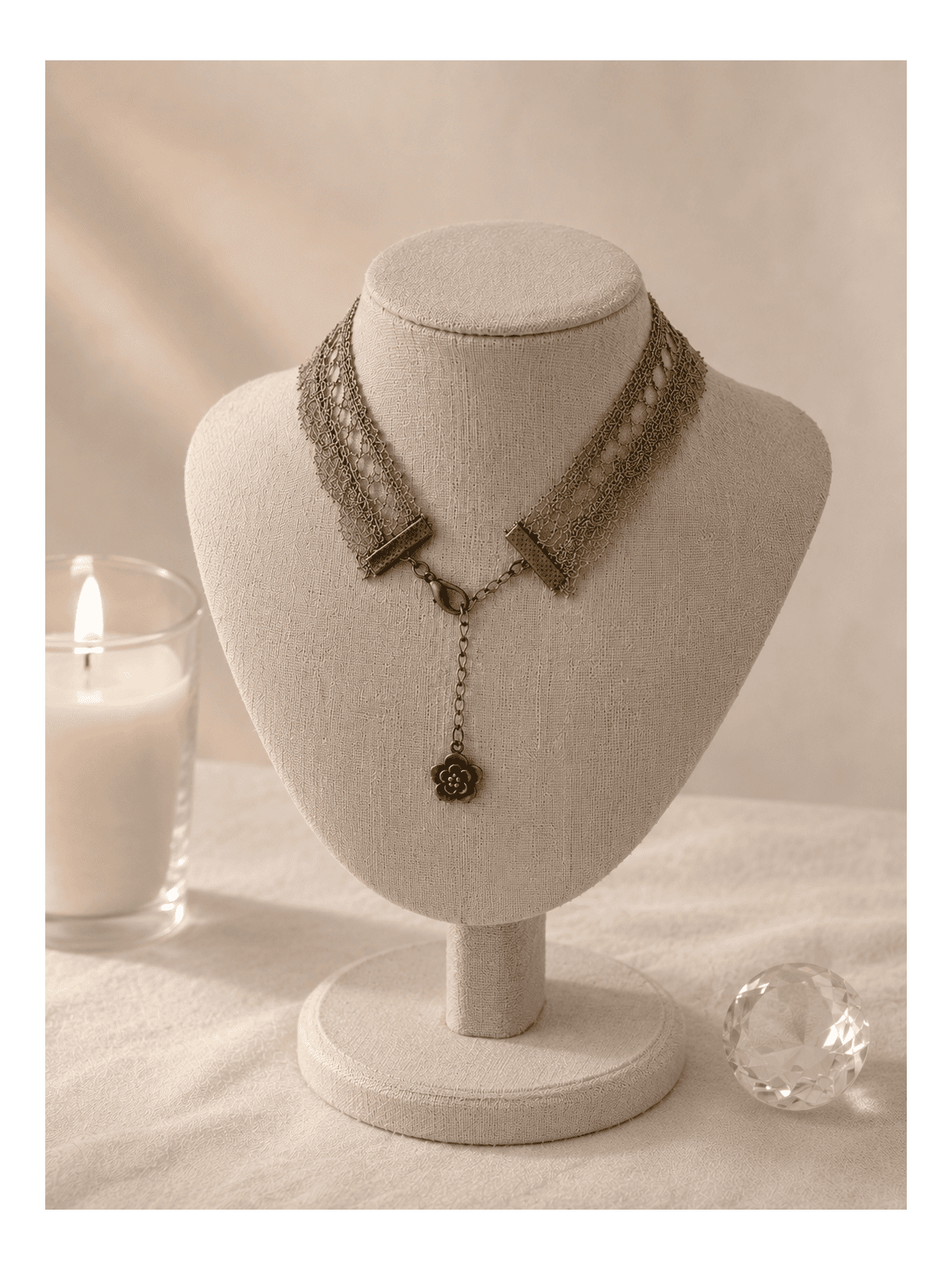Calliste, un collier ras de cou en dentelle métal des années 30