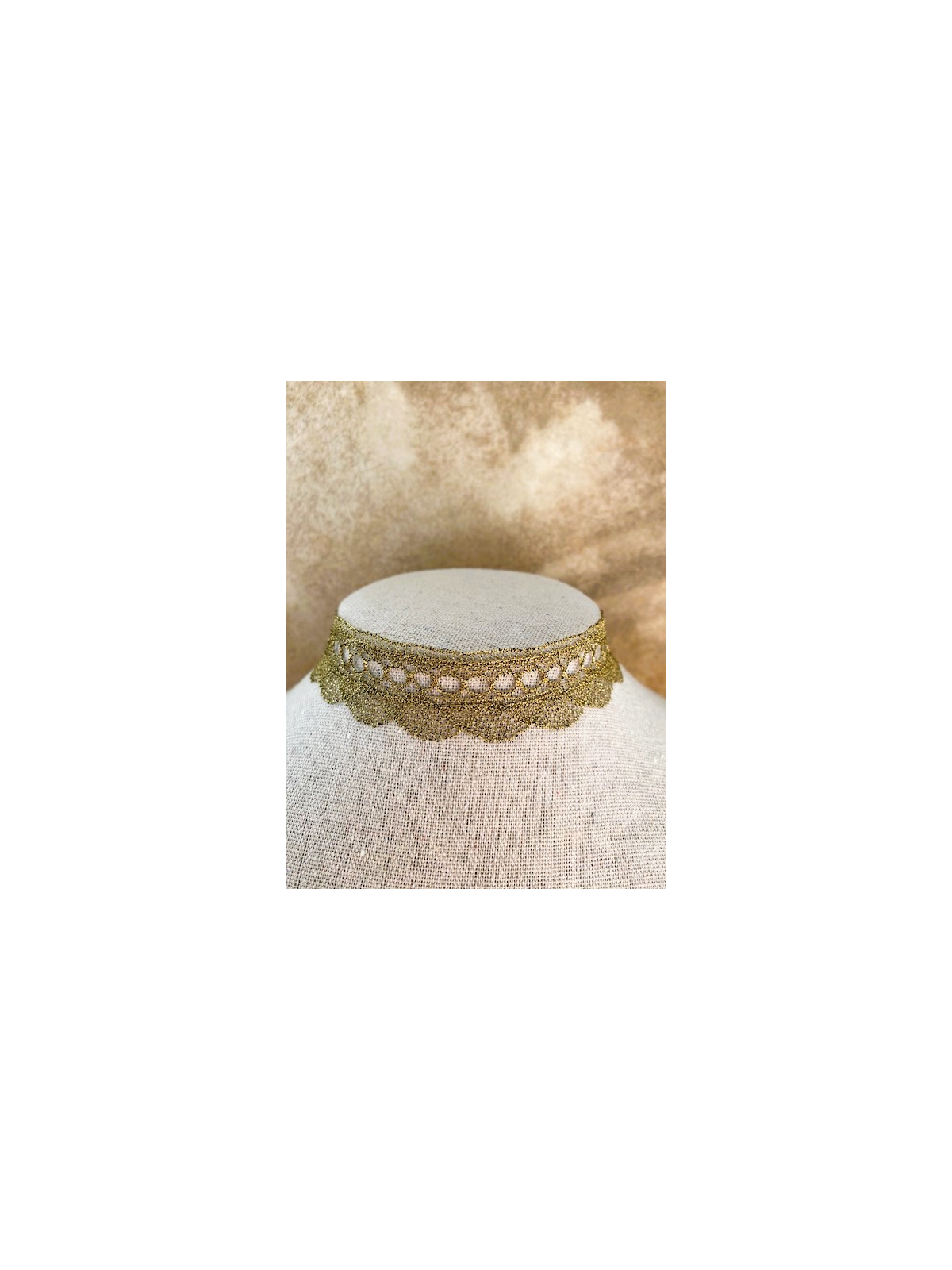 Calliste, un collier ras de cou en dentelle métal des années 30