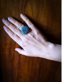 Bague florale artisanale bleue en argile polymère réglable