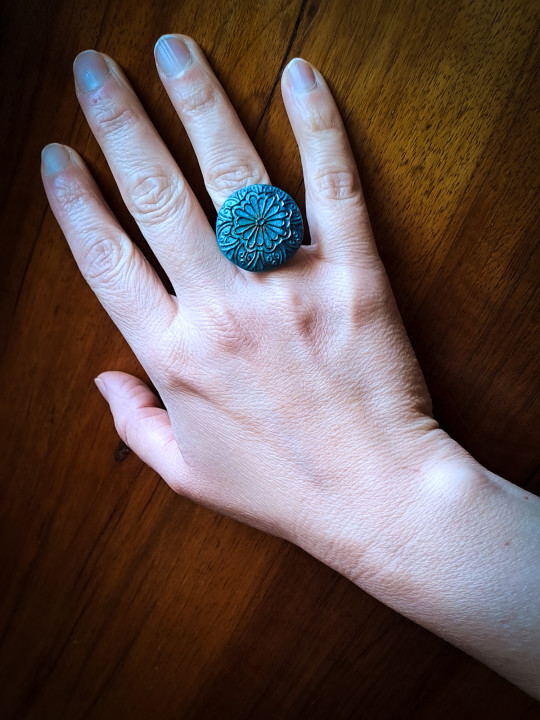 Bague florale artisanale bleue en argile polymère réglable