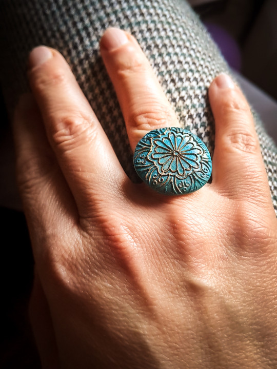 Bague florale artisanale bleue en argile polymère réglable