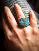 Bague florale artisanale bleue en argile polymère réglable
