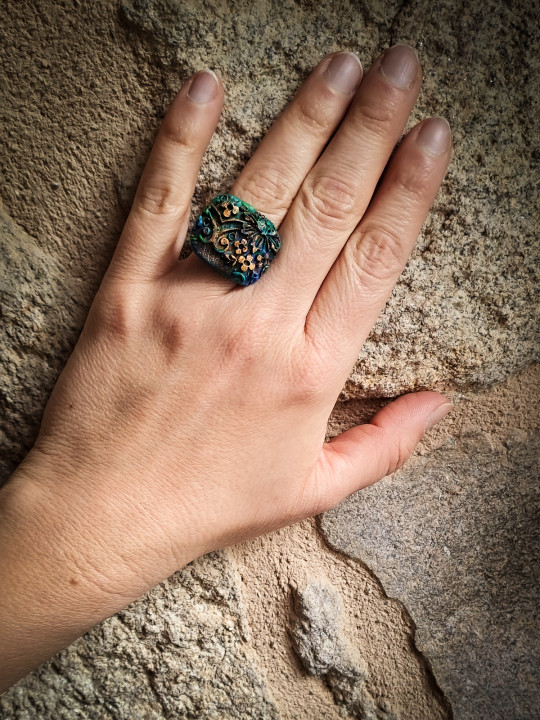 Bague fleurie artistique sculptée bleu vert doré – Pièce unique artisanale