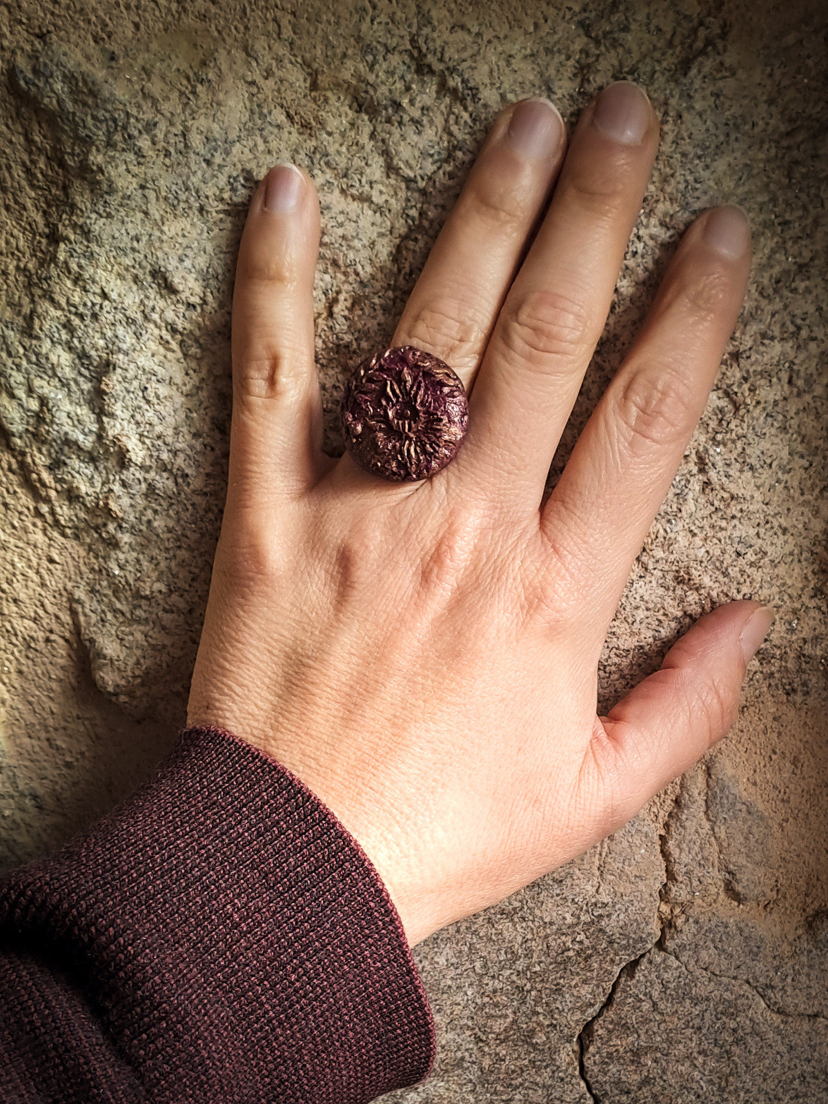 Bague fleur rouge rouillé artisanale ronde – Pièce unique réglable