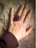 Bague fleur rouge rouillé artisanale ronde – Pièce unique réglable
