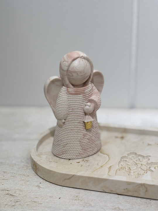 Figurine ange rouge lanterne dorée 