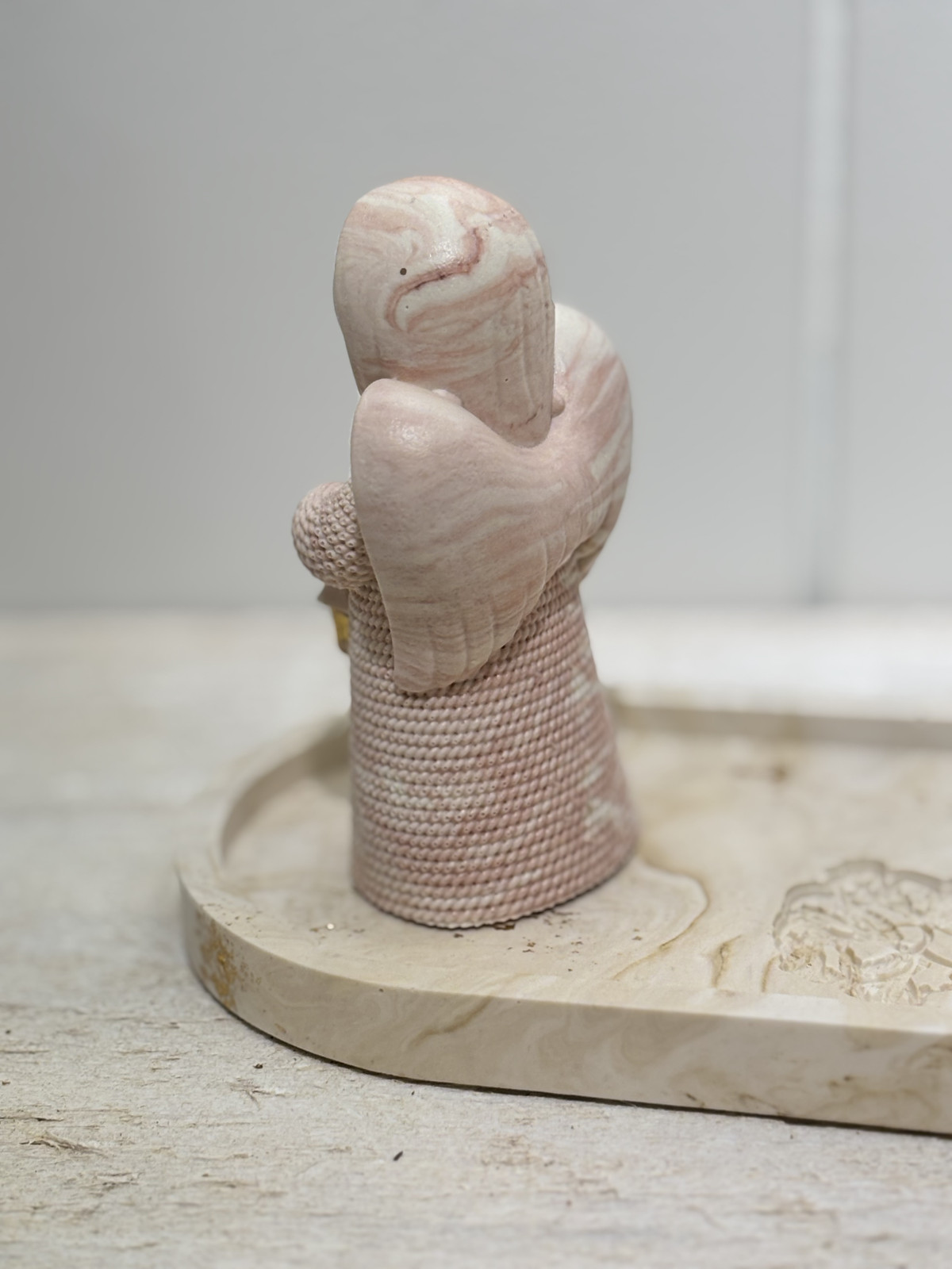 Figurine ange rouge lanterne dorée 
