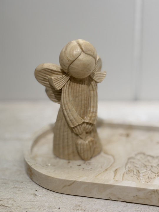 Figurine ange cœur beige foncé 
