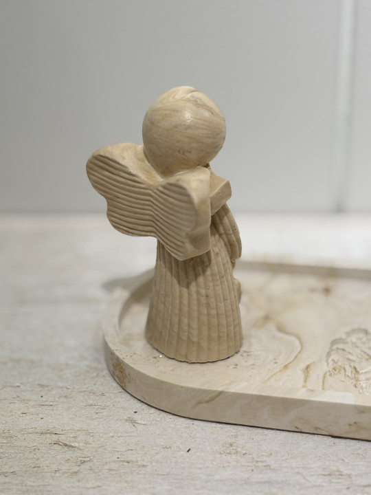 Figurine ange cœur beige foncé 
