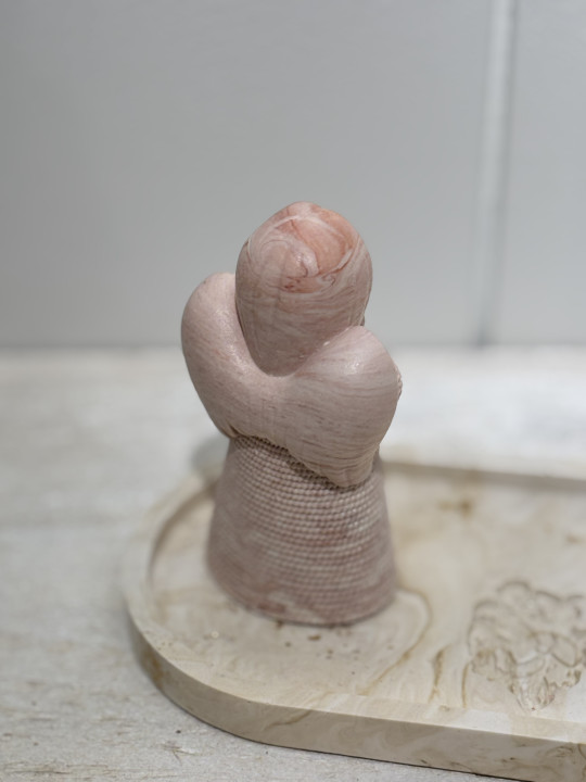 Figurine ange rouge prière 