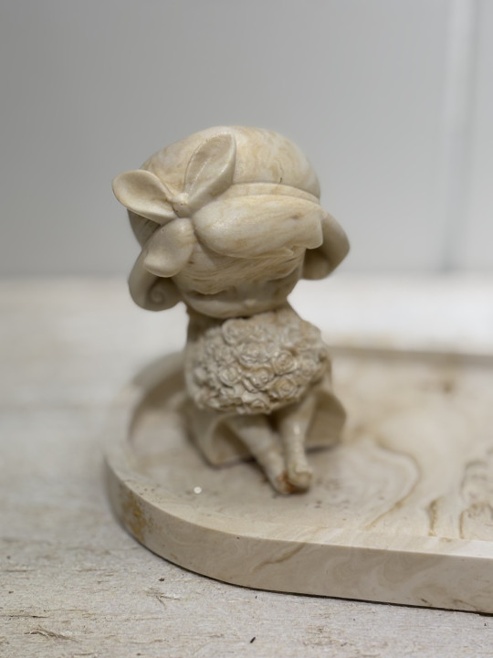 Figurine fillette bouquet