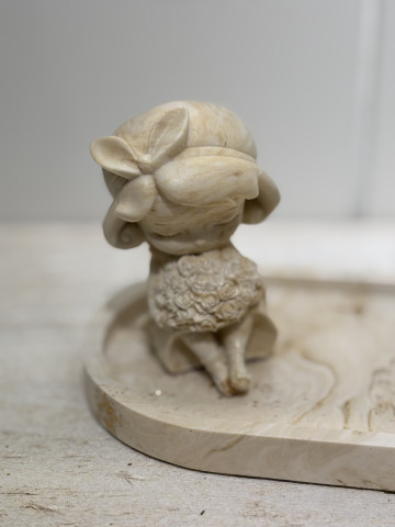 Figurine fillette bouquet