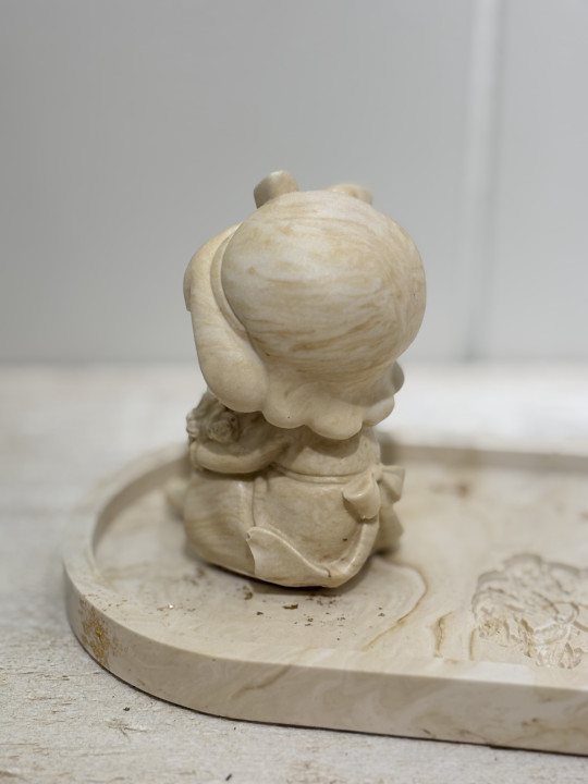 Figurine fillette bouquet