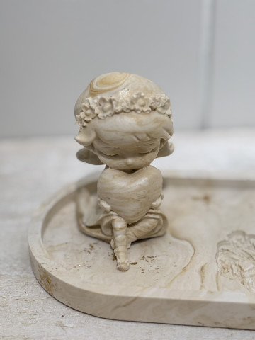 Figurine fillette cœur 