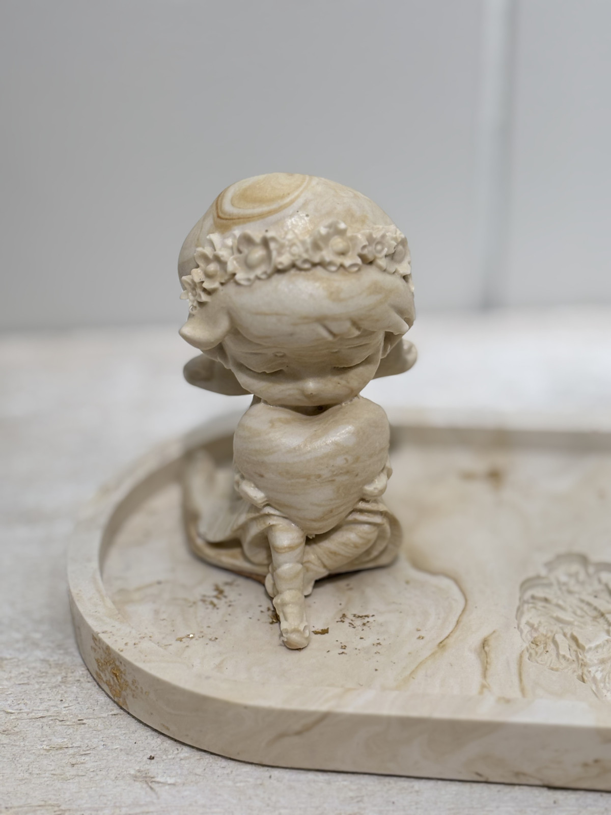 Figurine fillette cœur 