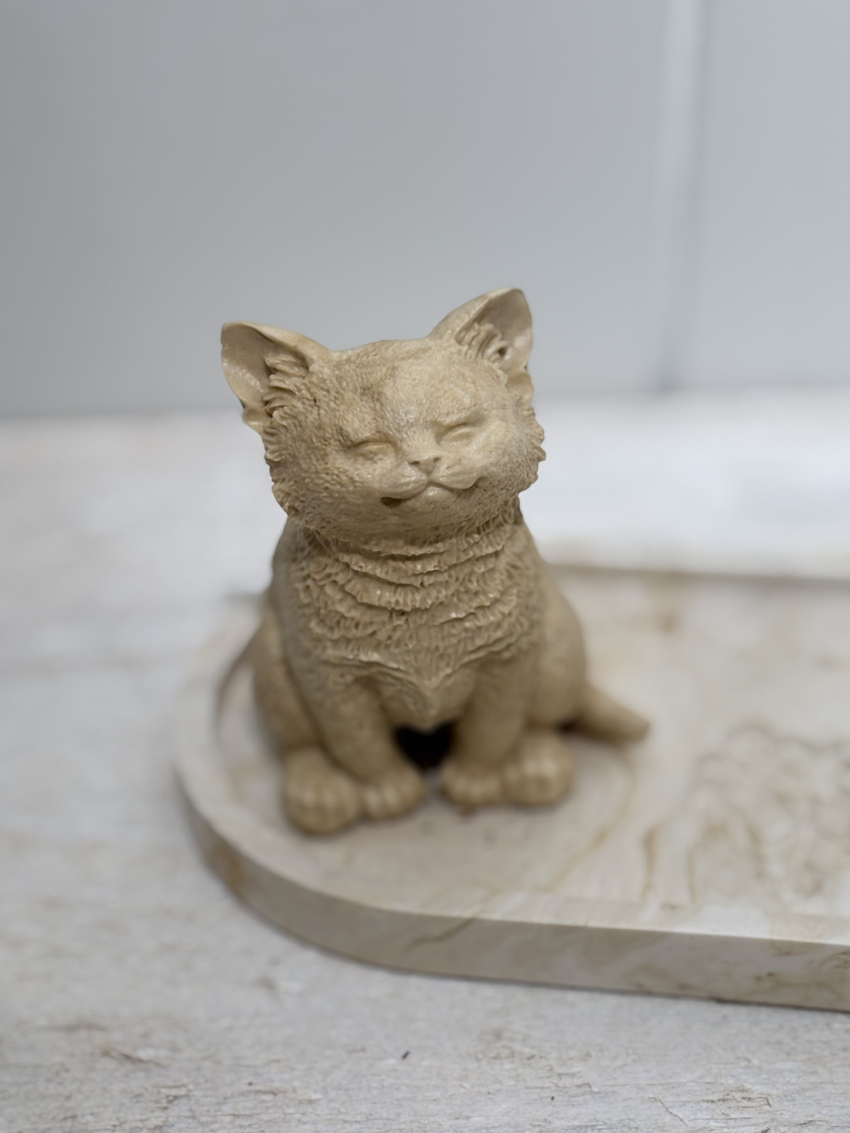Figurine chat marbré beige