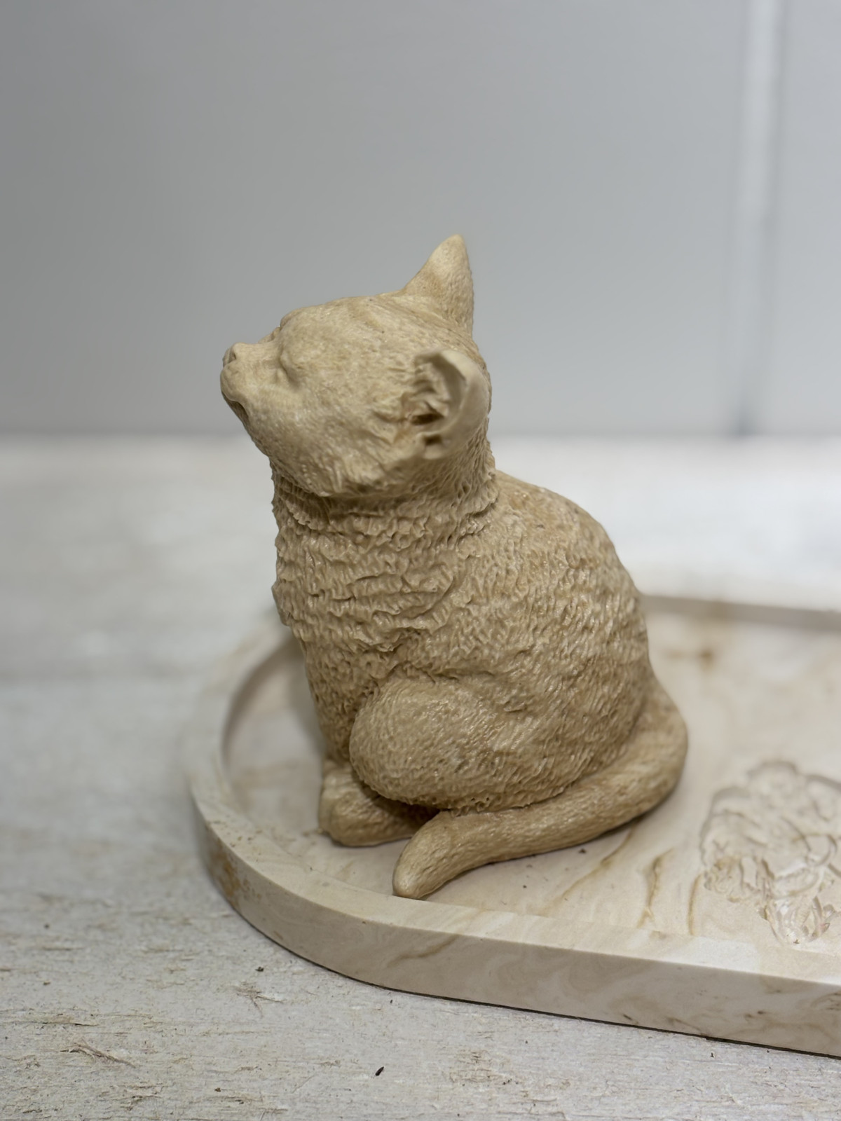 Figurine chat marbré beige