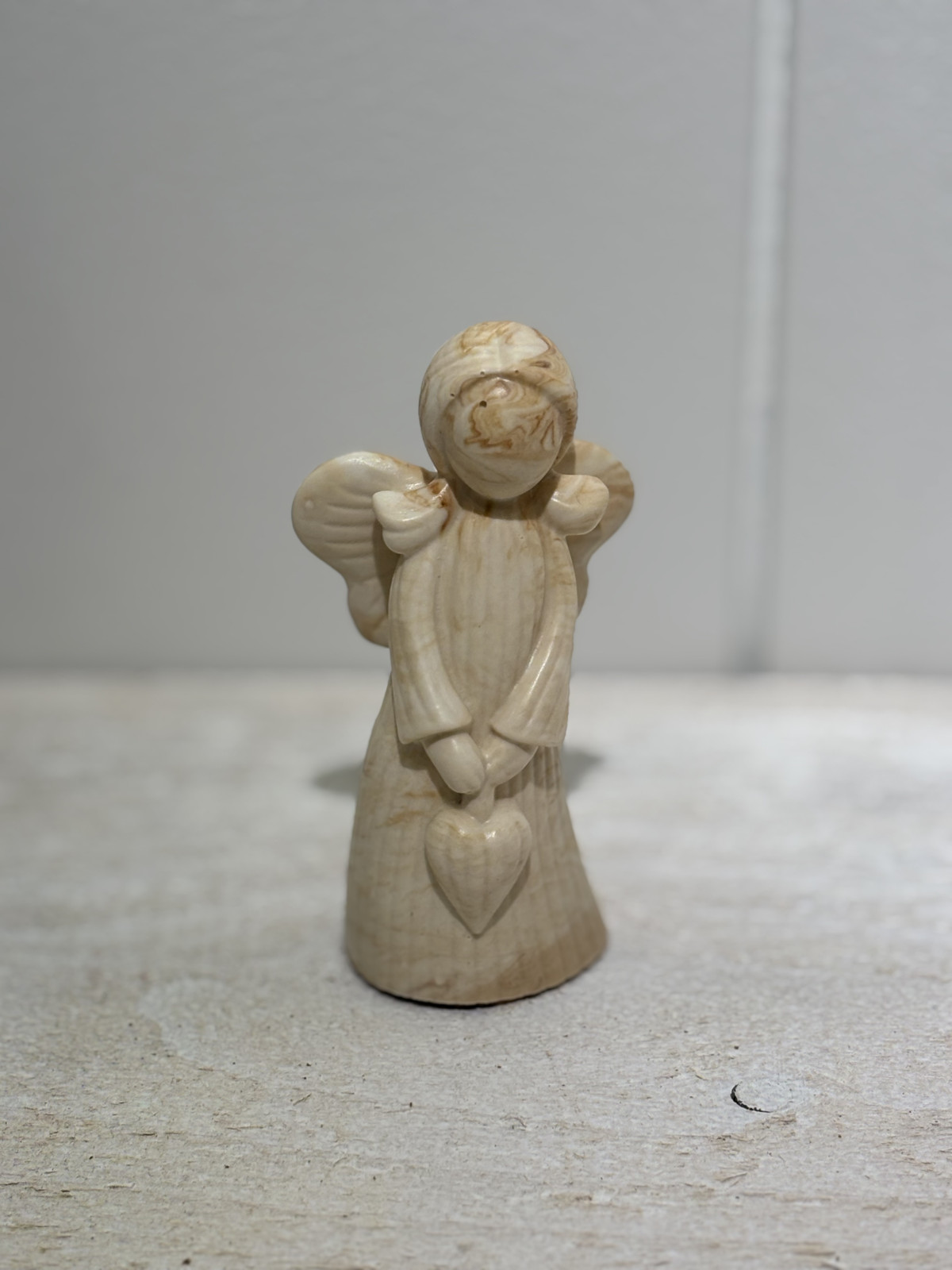 Petite figurine ange cœur beige 