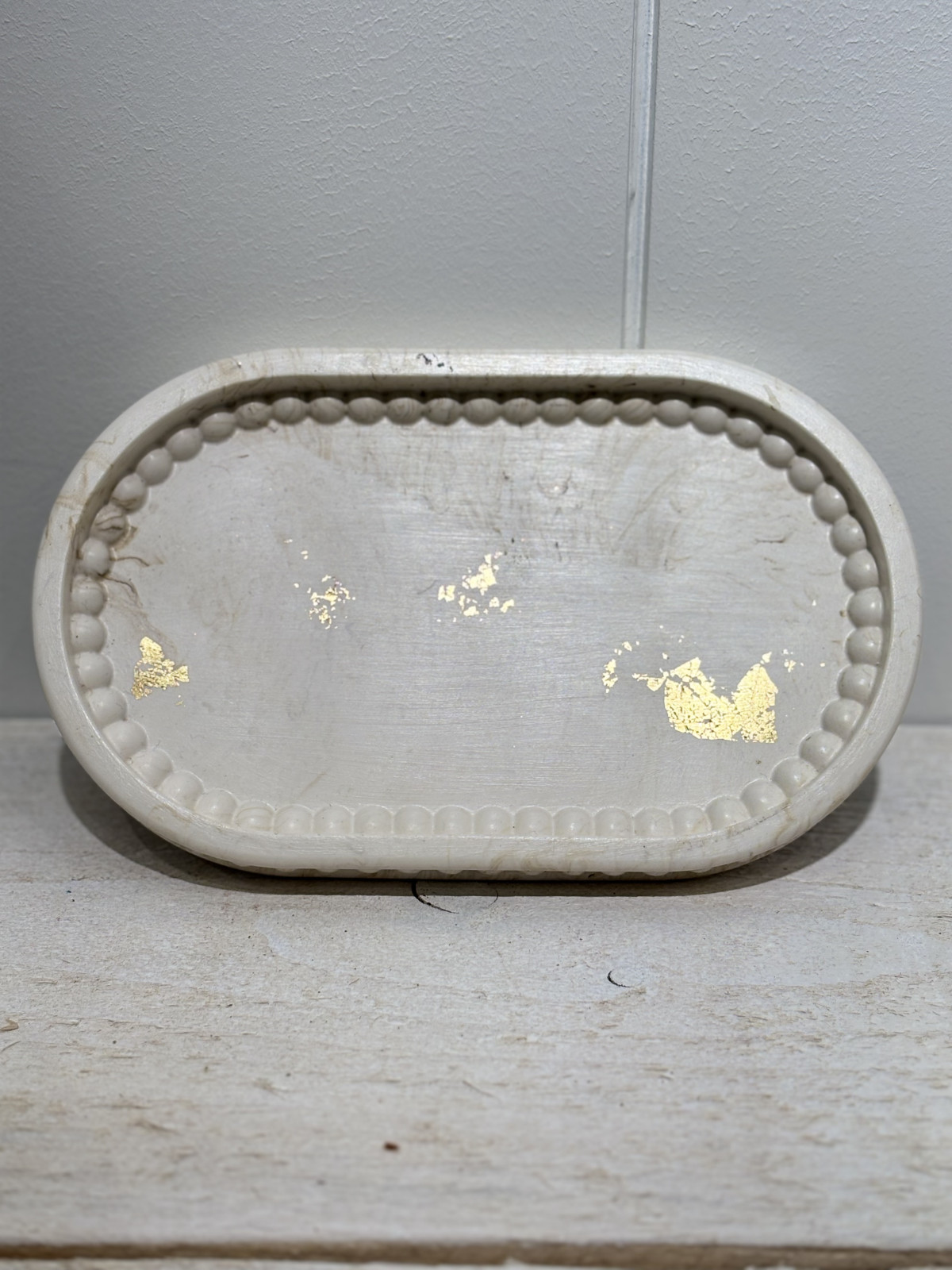 Plateau ovale marbré beige + feuille d’or