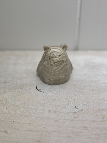 Petite figurine ourson kaki