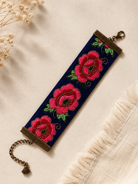 Bracelet manchette brodé fleuri bleu | Bijou bohème chic femme