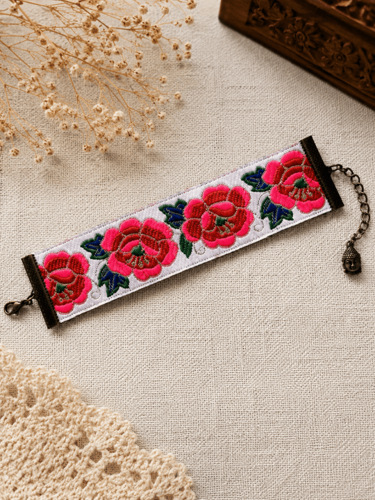 Bracelet manchette brodé blanc fleuri | Bijou bohème chic