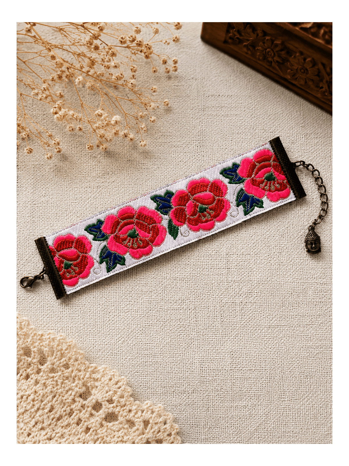 Bracelet manchette brodé blanc fleuri | Bijou bohème chic