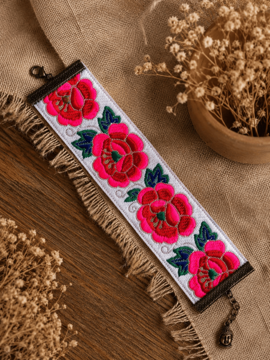 Bracelet manchette brodé blanc fleuri | Bijou bohème chic