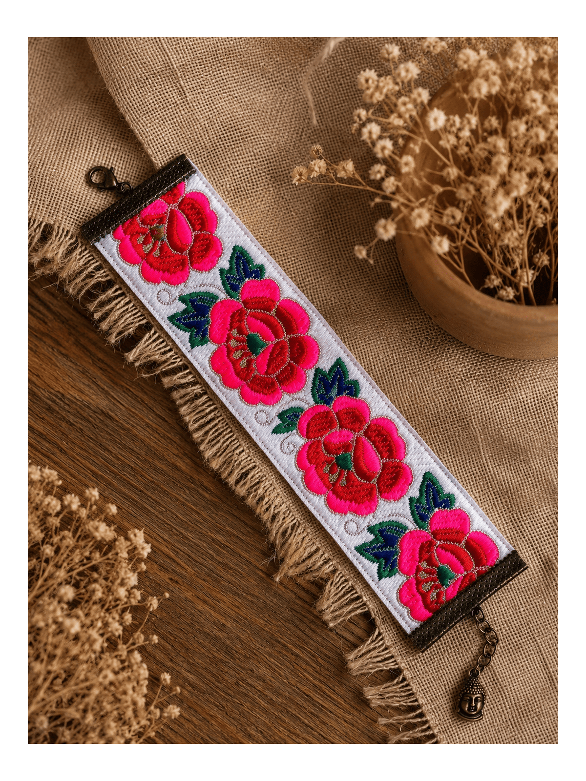Bracelet manchette brodé blanc fleuri | Bijou bohème chic