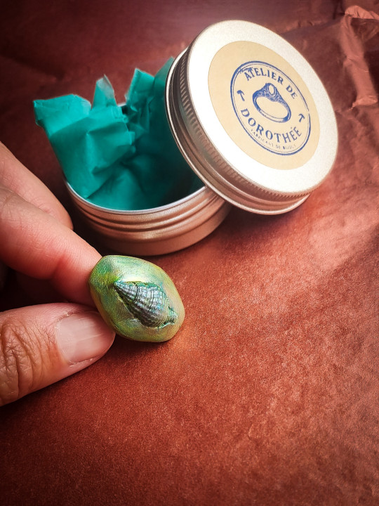 Bague coquillage vert irisé en argile polymère – bohème réglable