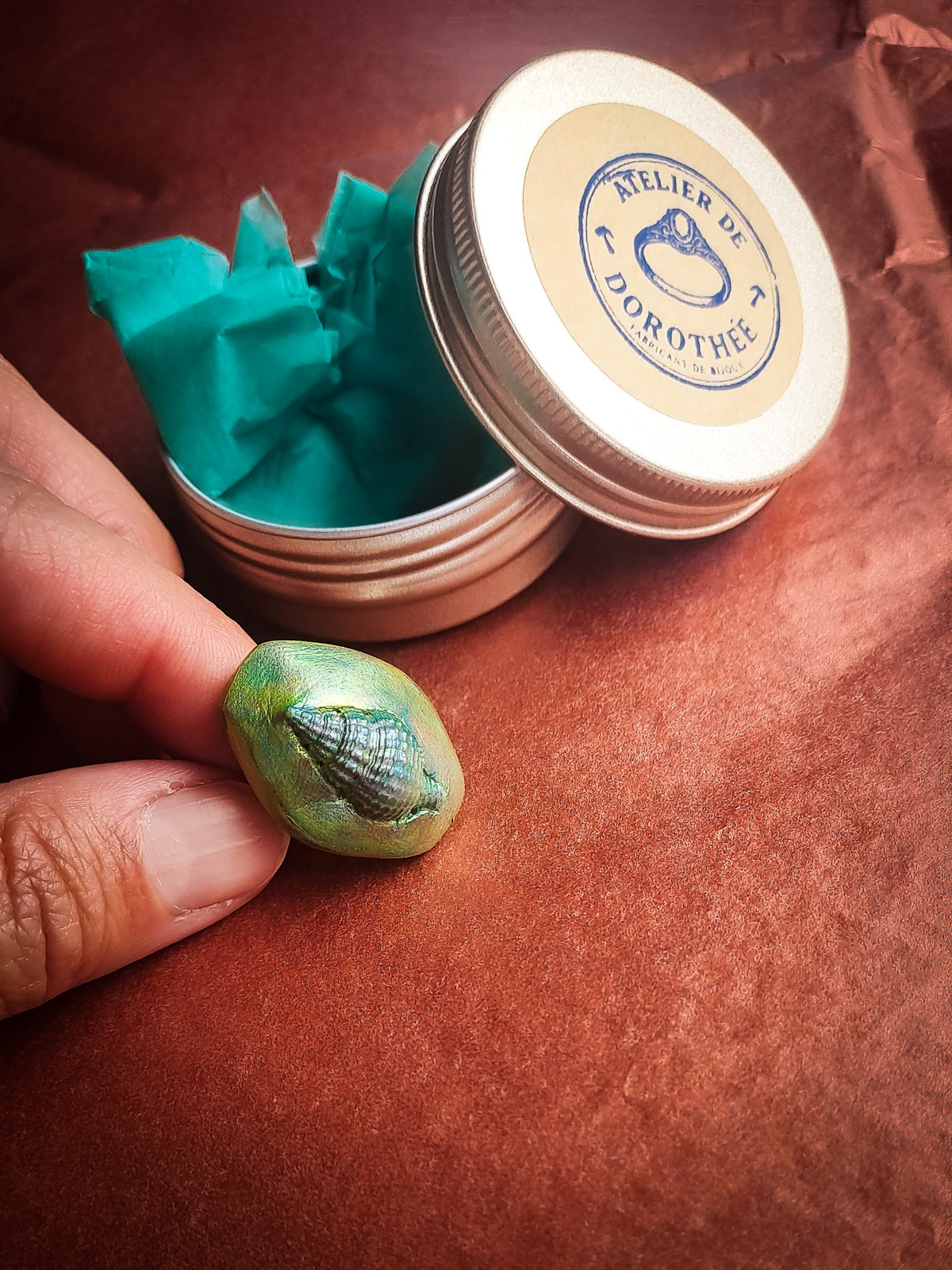 Bague coquillage vert irisé en argile polymère – bohème réglable