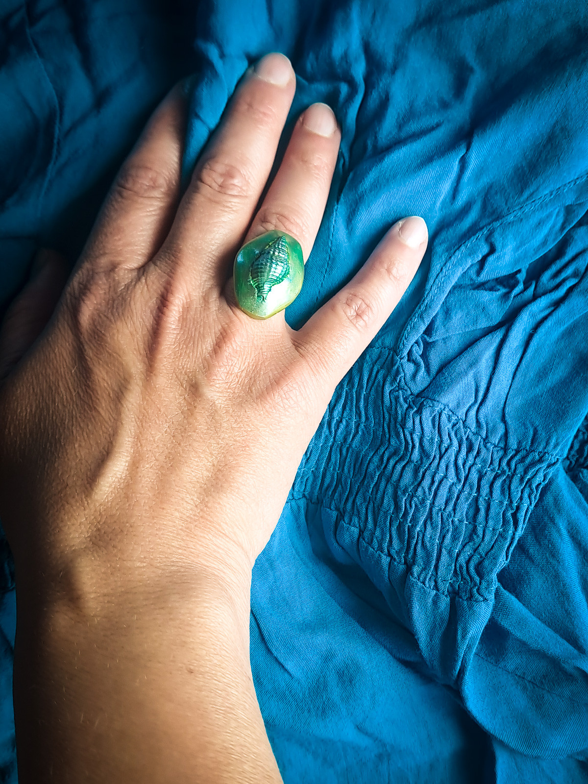 Bague coquillage vert irisé en argile polymère – bohème réglable
