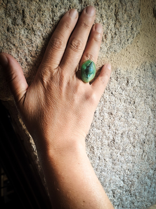 Bague coquillage vert irisé en argile polymère – bohème réglable