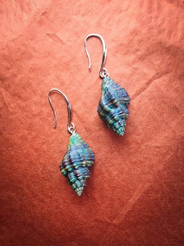 Boucles d’oreilles pendantes coquillages peints main bleu vert