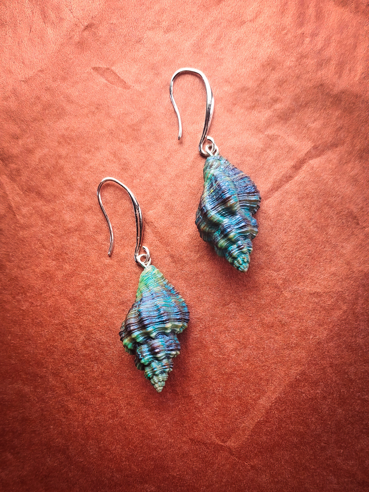 Boucles d’oreilles pendantes coquillages peints main bleu vert