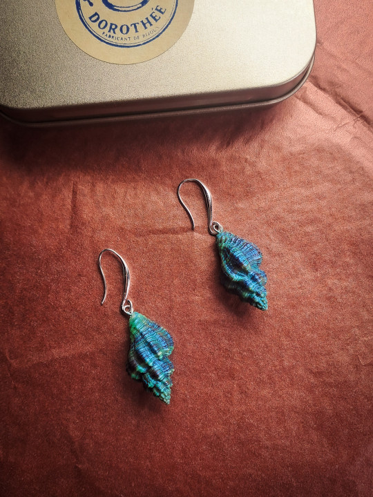 Boucles d’oreilles pendantes coquillages peints main bleu vert