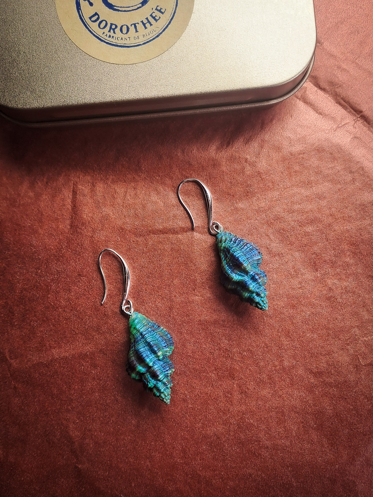 Boucles d’oreilles pendantes coquillages peints main bleu vert