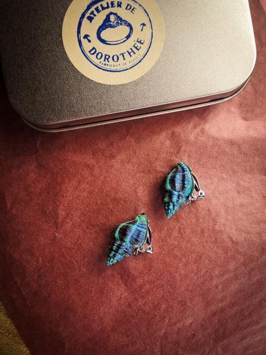 Boucles d’oreilles pendantes coquillages peints main bleu vert