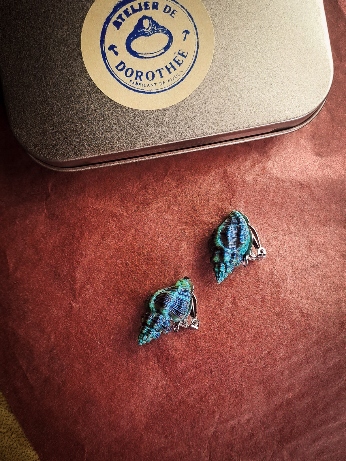 Boucles d’oreilles pendantes coquillages peints main bleu vert