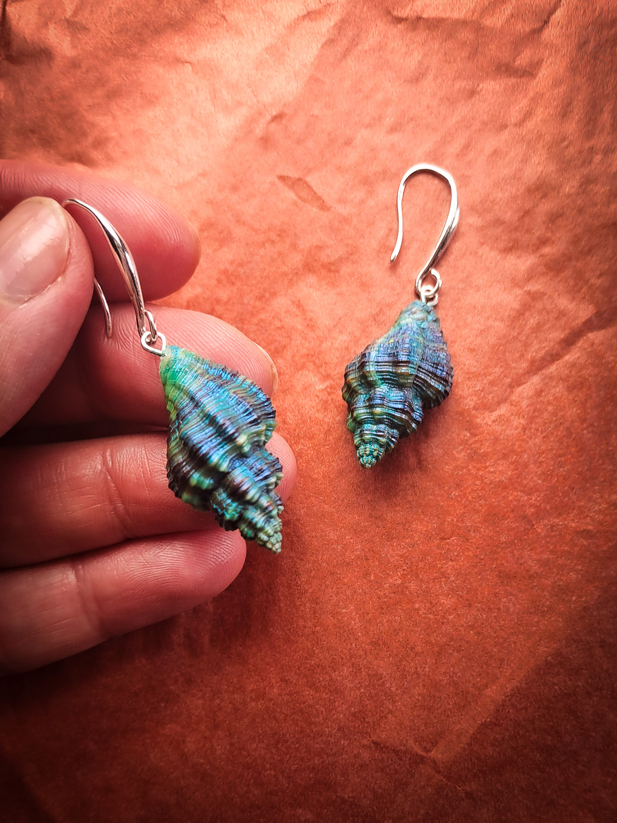 Boucles d’oreilles pendantes coquillages peints main bleu vert
