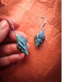 Boucles d’oreilles pendantes coquillages peints main bleu vert